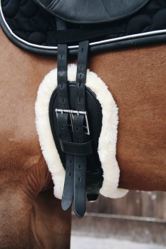 Kentucky Horsewear anatomischer Lammfell-Kurzgurt schwarz