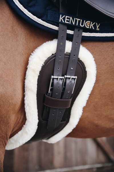 Kentucky Horsewear anatomischer Lammfell-Kurzgurt braun